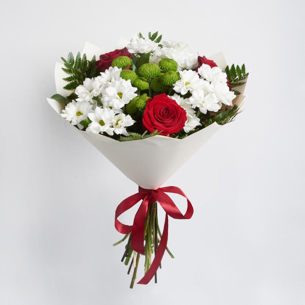 Букет «Настроение» – гармония красных эквадорских роз и нежных хризантем Анадырь Чукотский автономный округ