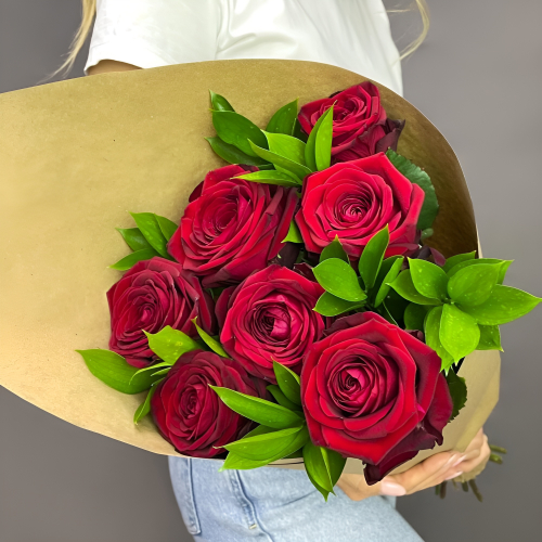 Букет из красных роз с рускусом в крафтовой упаковке – классика с изюминкой Анадырь Чукотский автономный округ