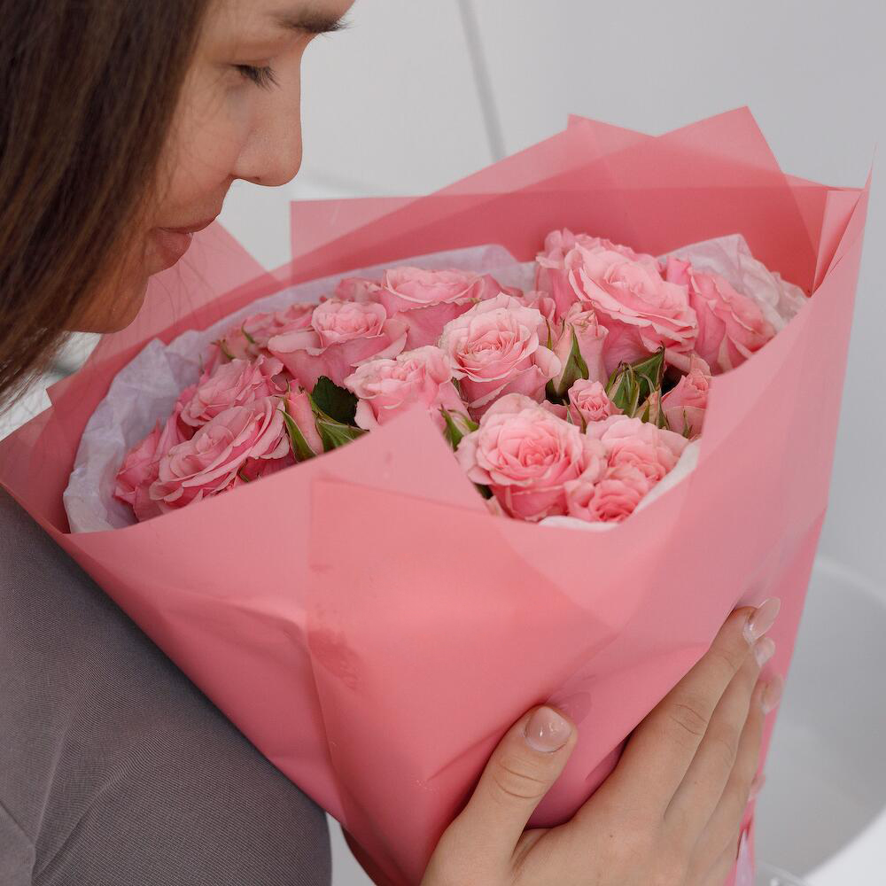 Букет из 9 розовых кустовых роз – нежность в каждом лепестке Анадырь Чукотский автономный округ