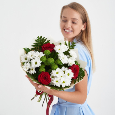 Букет «Настроение» – гармония красных эквадорских роз и нежных хризантем Анадырь Чукотский автономный округ