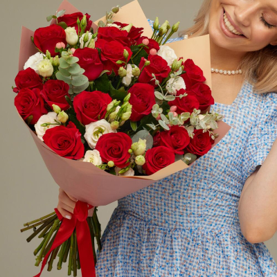 Роскошный букет для любимой женщины – 21 эквадорская роза и эустома Анадырь Чукотский автономный округ