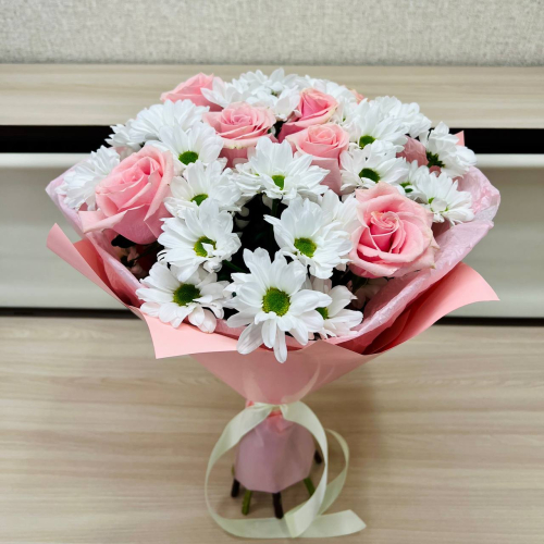Букет «Ягодное Рафаэлло» – нежность розовых роз и белых хризантем Анадырь Чукотский автономный округ