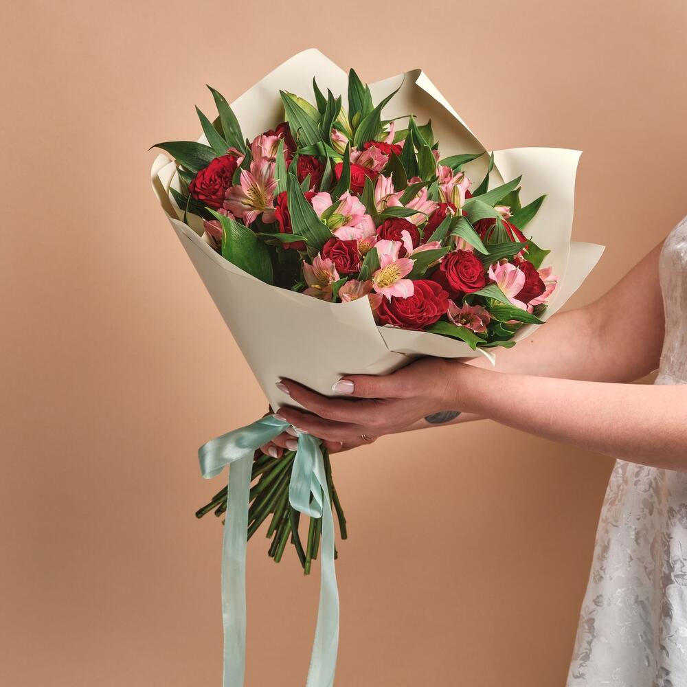 Букет «Нежность слов» — гармония красных роз и нежных альстромерий Анадырь Чукотский автономный округ