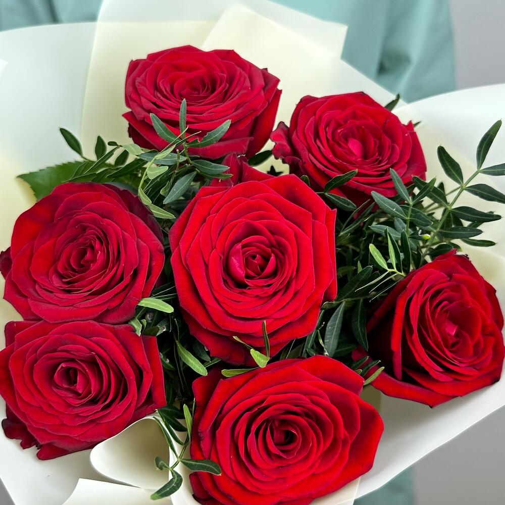Букет «Гранатовый» из красных роз в роскошной упаковке Анадырь Чукотский автономный округ