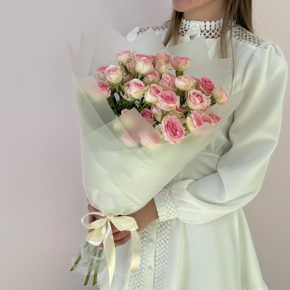 Букет «Нежный аромат» – пышные розовые кустовые розы в элегантной упаковке Анадырь Чукотский автономный округ