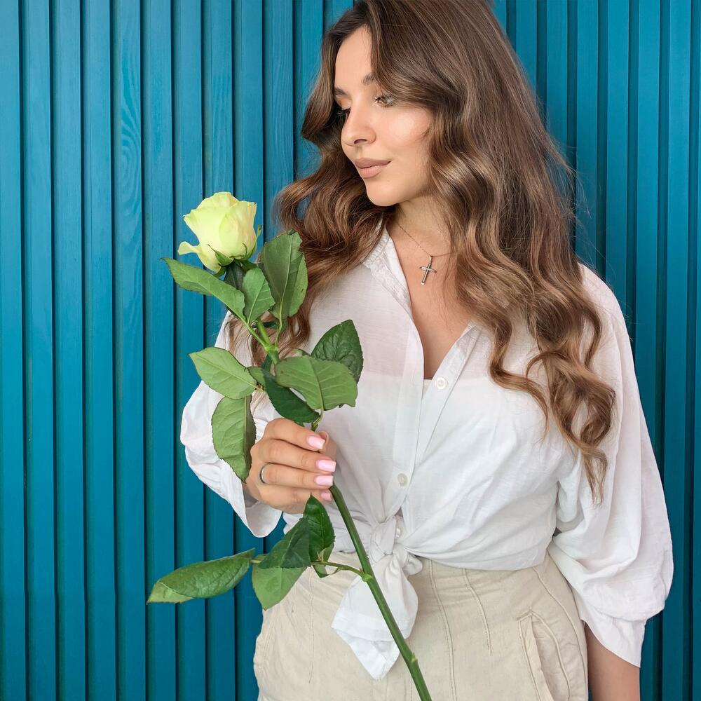 Комплимент из белой эквадорской розы – элегантность в каждом лепестке Анадырь Чукотский автономный округ