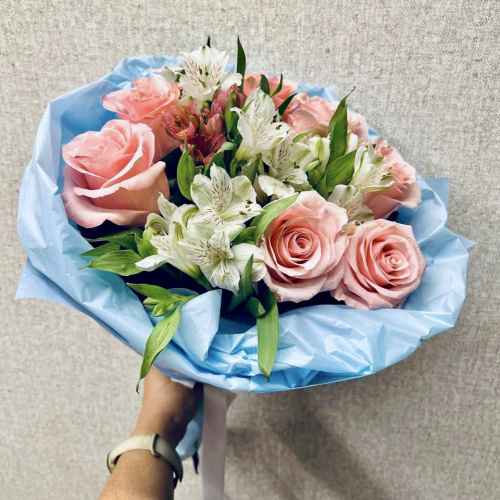Букет «Фреш» – нежность розовых роз и белых альстромерий Анадырь Чукотский автономный округ