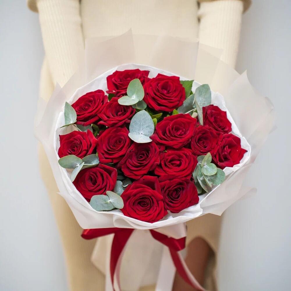 Элегантный букет из 15 красных роз с эвкалиптом – символ страсти и нежности Анадырь Чукотский автономный округ