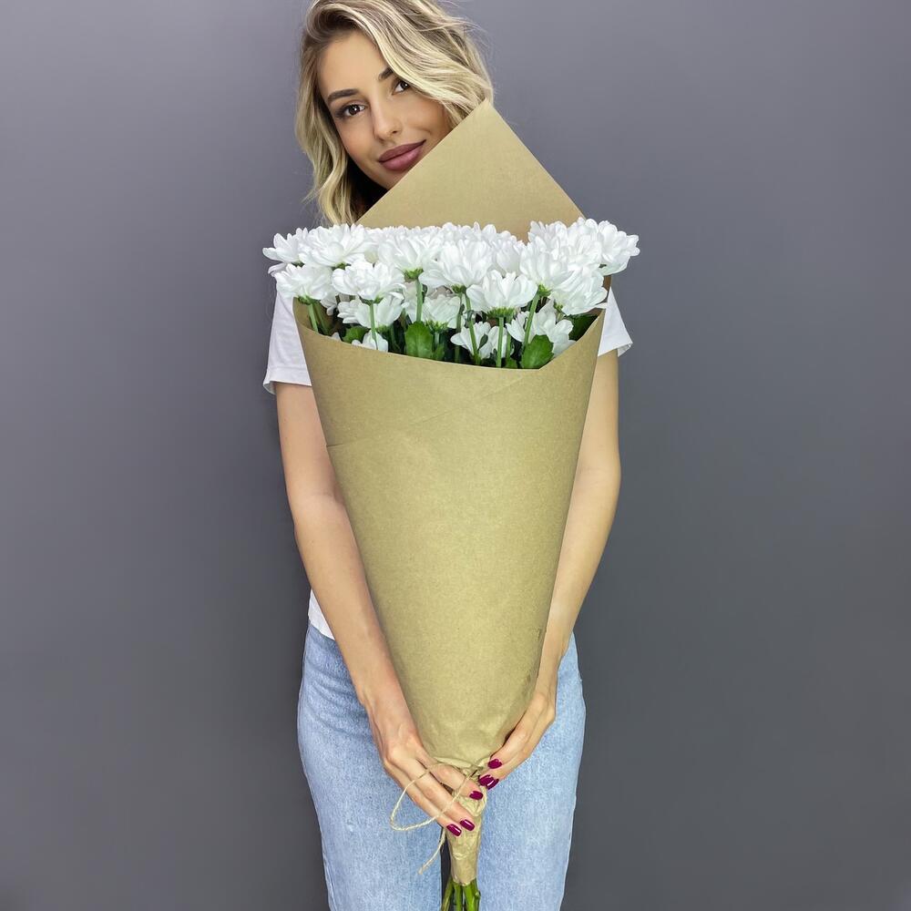 Букет из 5 белых хризантем в крафте – лаконичная элегантность Анадырь Чукотский автономный округ