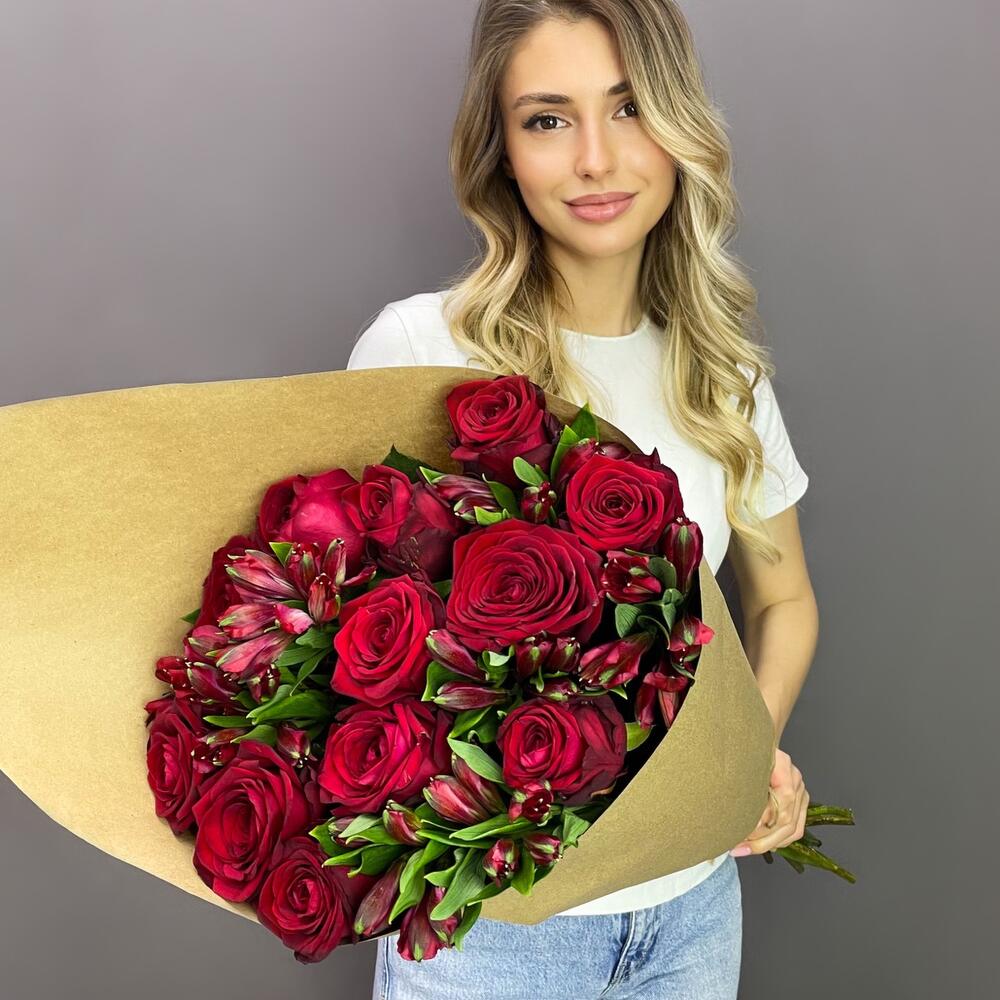 Букет «Стрелиция» – гармония из красных роз и белых альстромерий  Анадырь Чукотский автономный округ