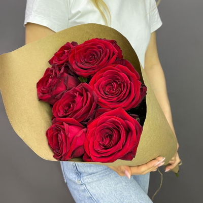 Букет из 7 красных роз в крафте – страсть в стильной упаковке Анадырь Чукотский автономный округ