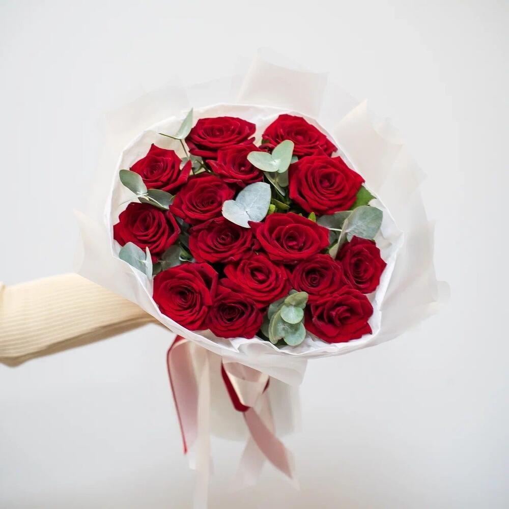 Элегантный букет из 15 красных роз с эвкалиптом – символ страсти и нежности Анадырь Чукотский автономный округ