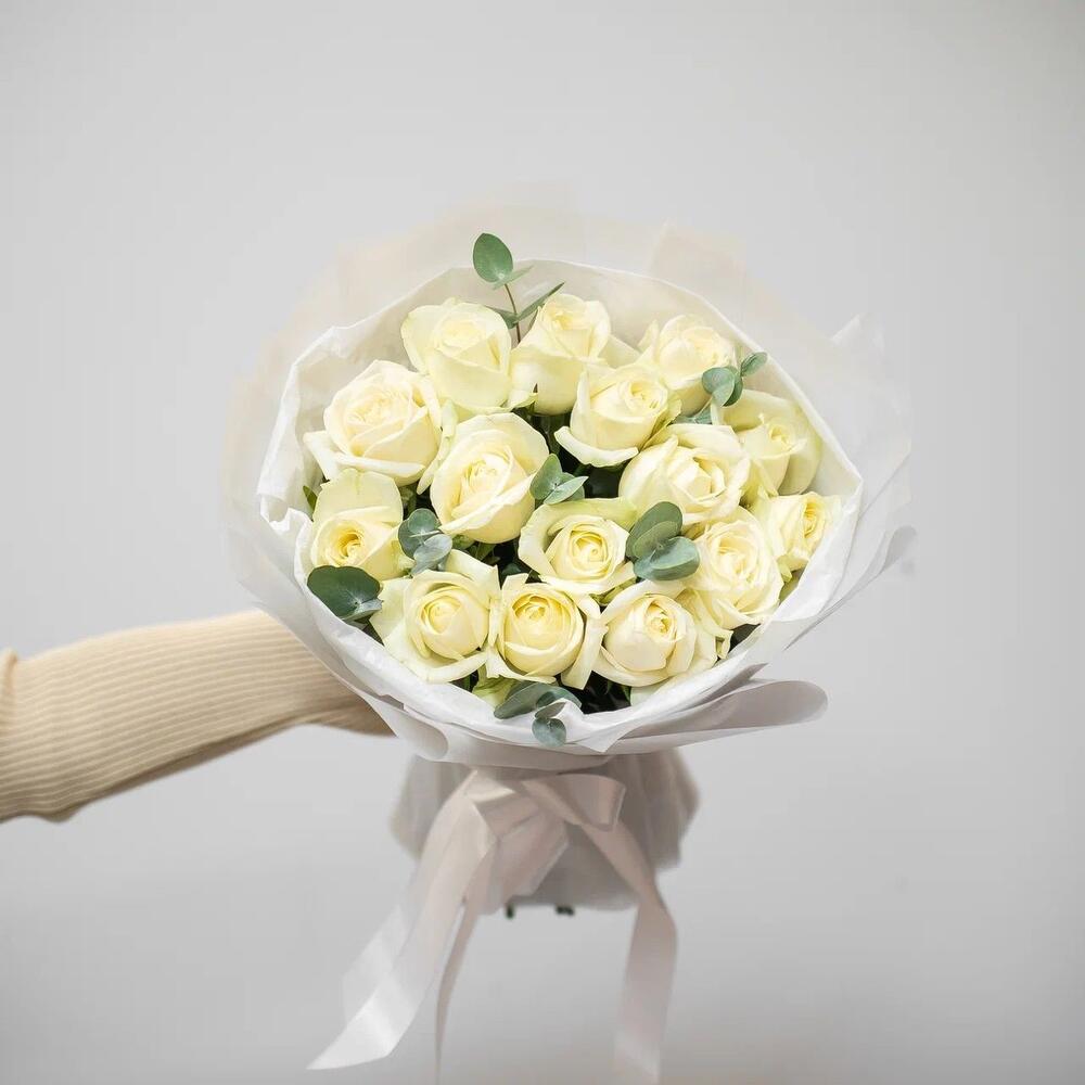 Букет из 15 белых роз с эвкалиптом – чистота и изысканность Анадырь Чукотский автономный округ