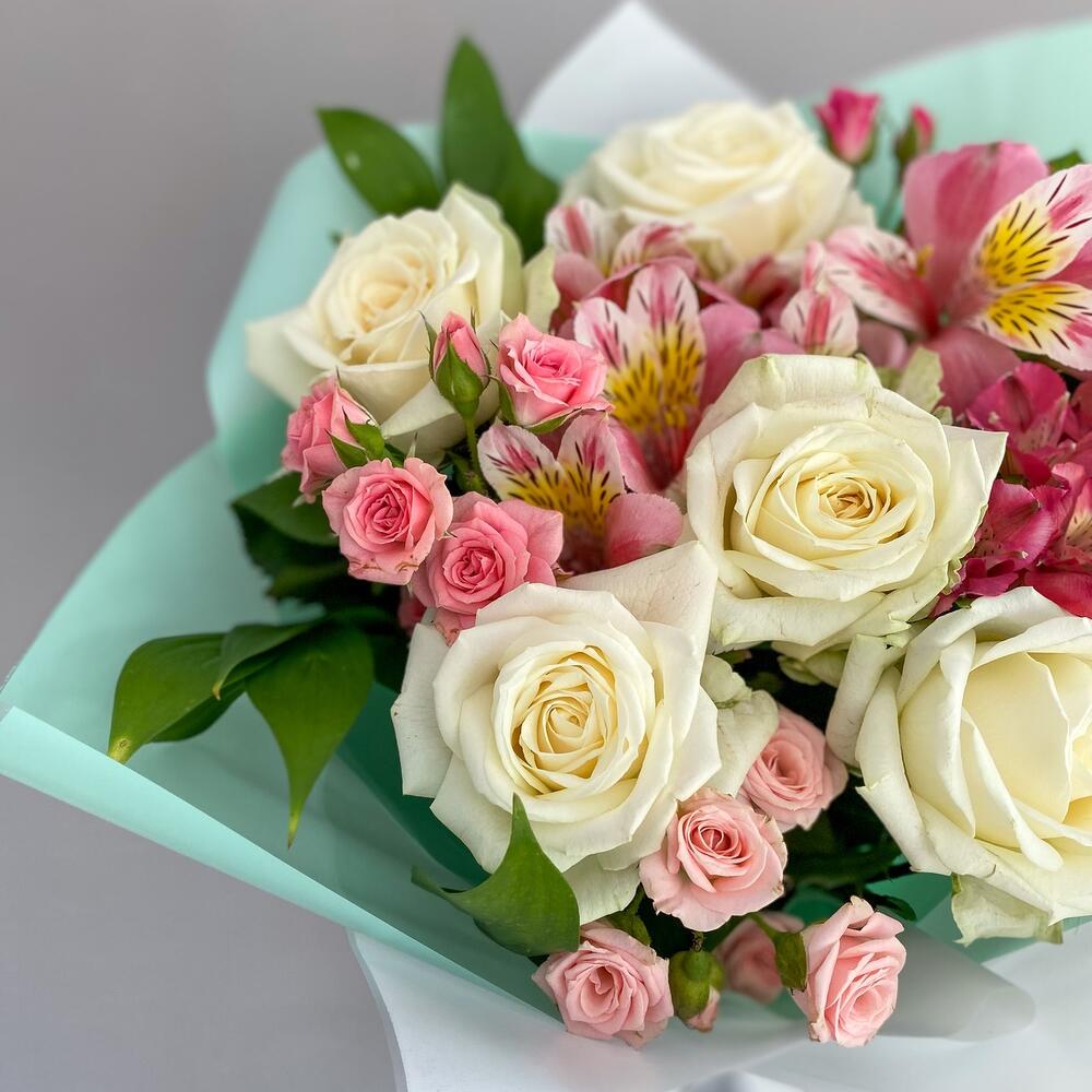 Букет «Николь» – изысканное сочетание роз, кустовых роз и альстромерий Анадырь Чукотский автономный округ