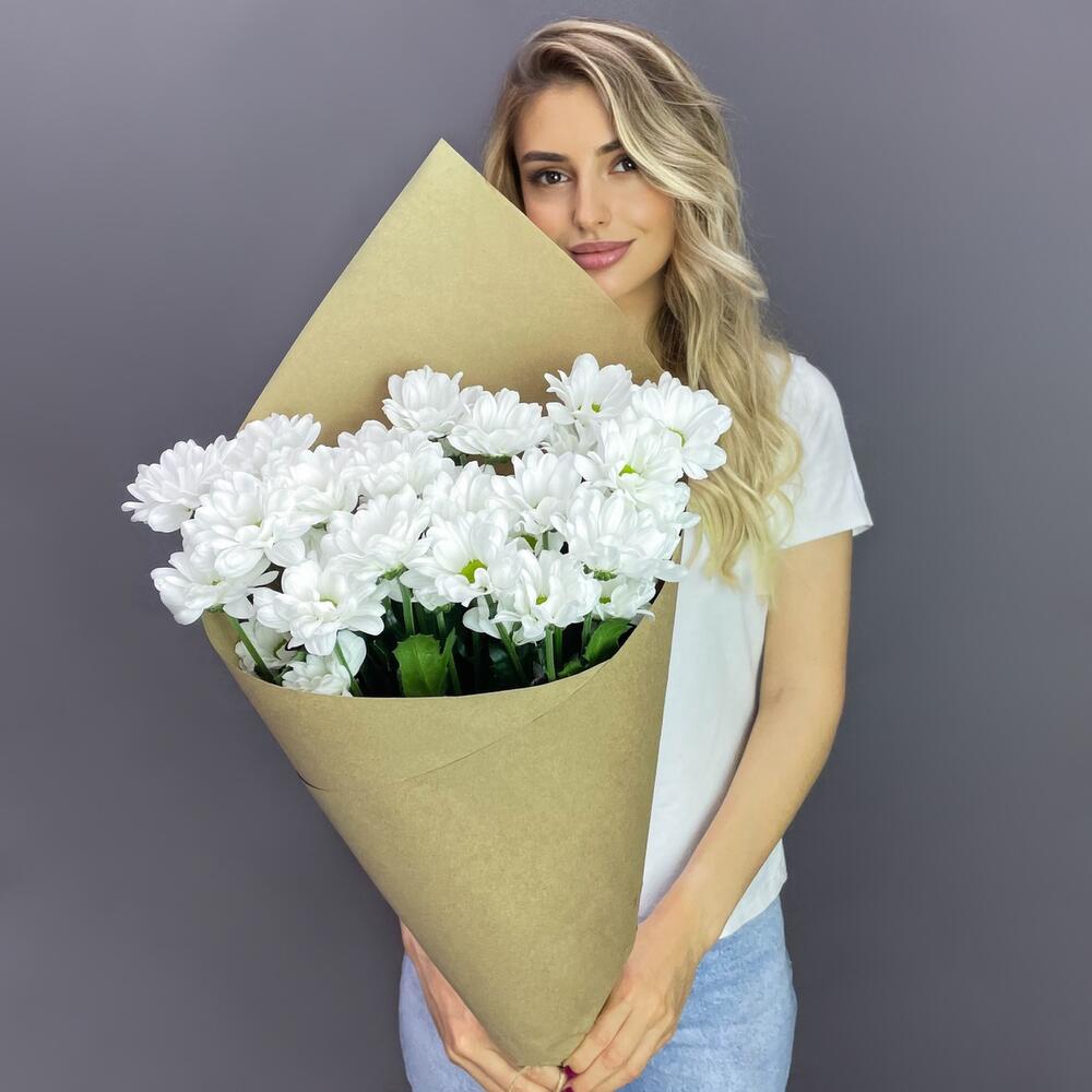 Букет из 5 белых хризантем в крафте – лаконичная элегантность Анадырь Чукотский автономный округ