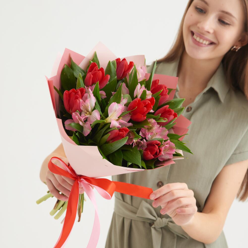 Букет «Первый поцелуй» красных тюльпанов и розовых альстромерий Анадырь Чукотский автономный округ