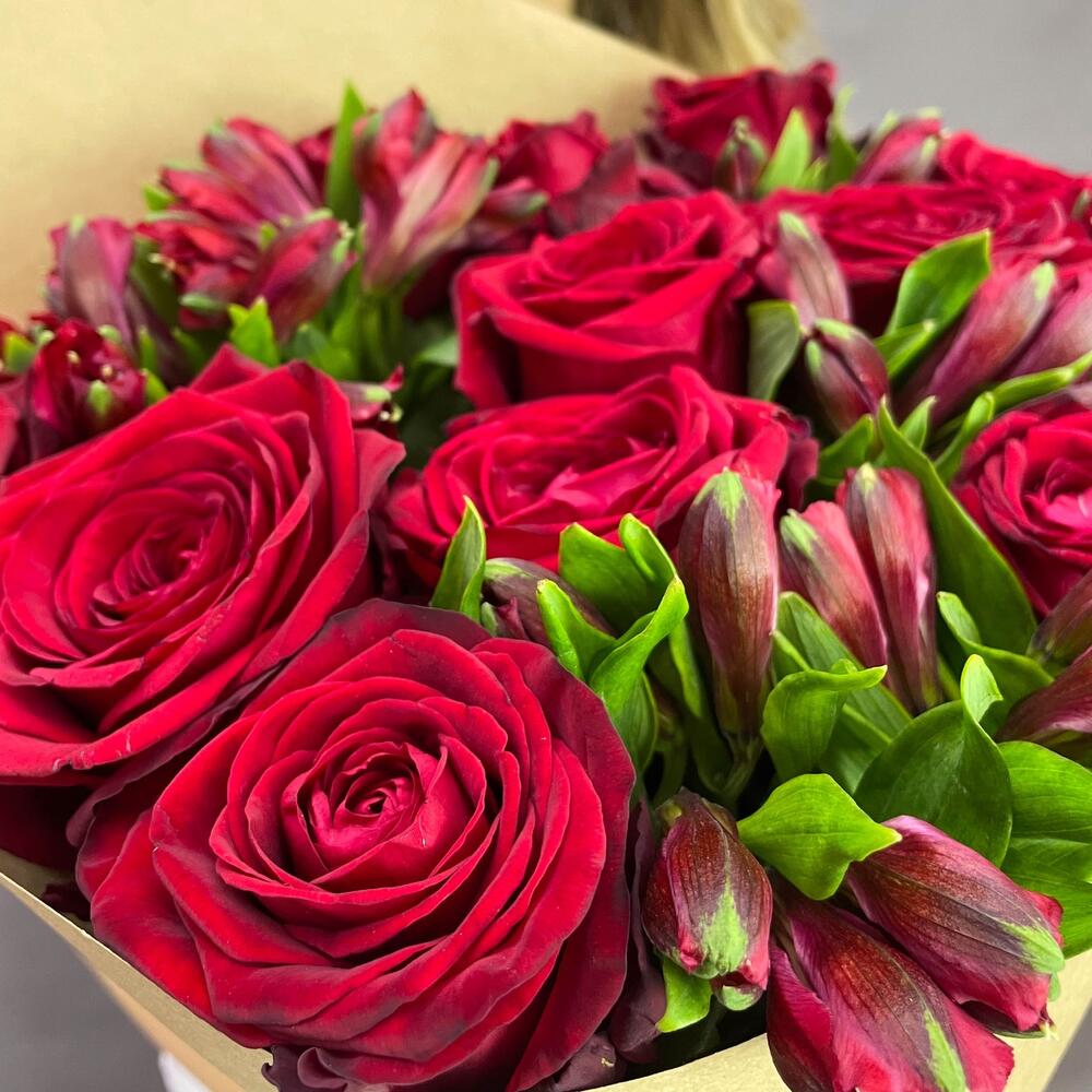 Букет «Стрелиция» – гармония из красных роз и белых альстромерий  Анадырь Чукотский автономный округ