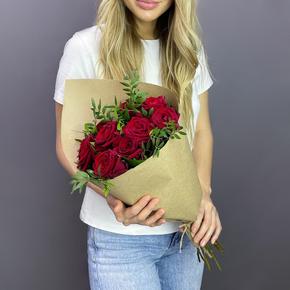 Букет из 9 красных роз с фисташкой – гармония страсти и свежести Анадырь Чукотский автономный округ