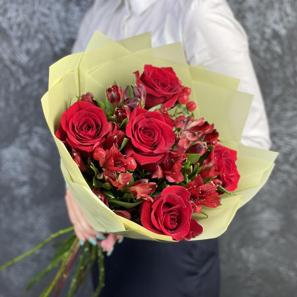 Букет «Бордо» – сочетание красных эквадорских роз и благородных альстромерий Анадырь Чукотский автономный округ
