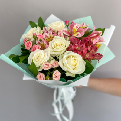 Букет «Николь» – изысканное сочетание роз, кустовых роз и альстромерий Анадырь Чукотский автономный округ