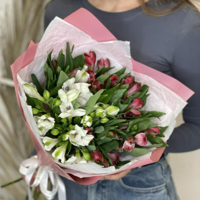 Букет «Люблю»– страсть и чистота в красно-белых альстромериях Анадырь Чукотский автономный округ