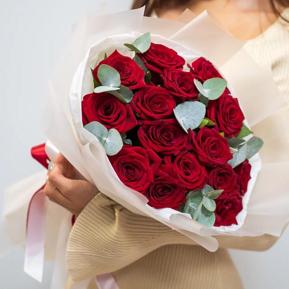 Элегантный букет из 15 красных роз с эвкалиптом – символ страсти и нежности Анадырь Чукотский автономный округ