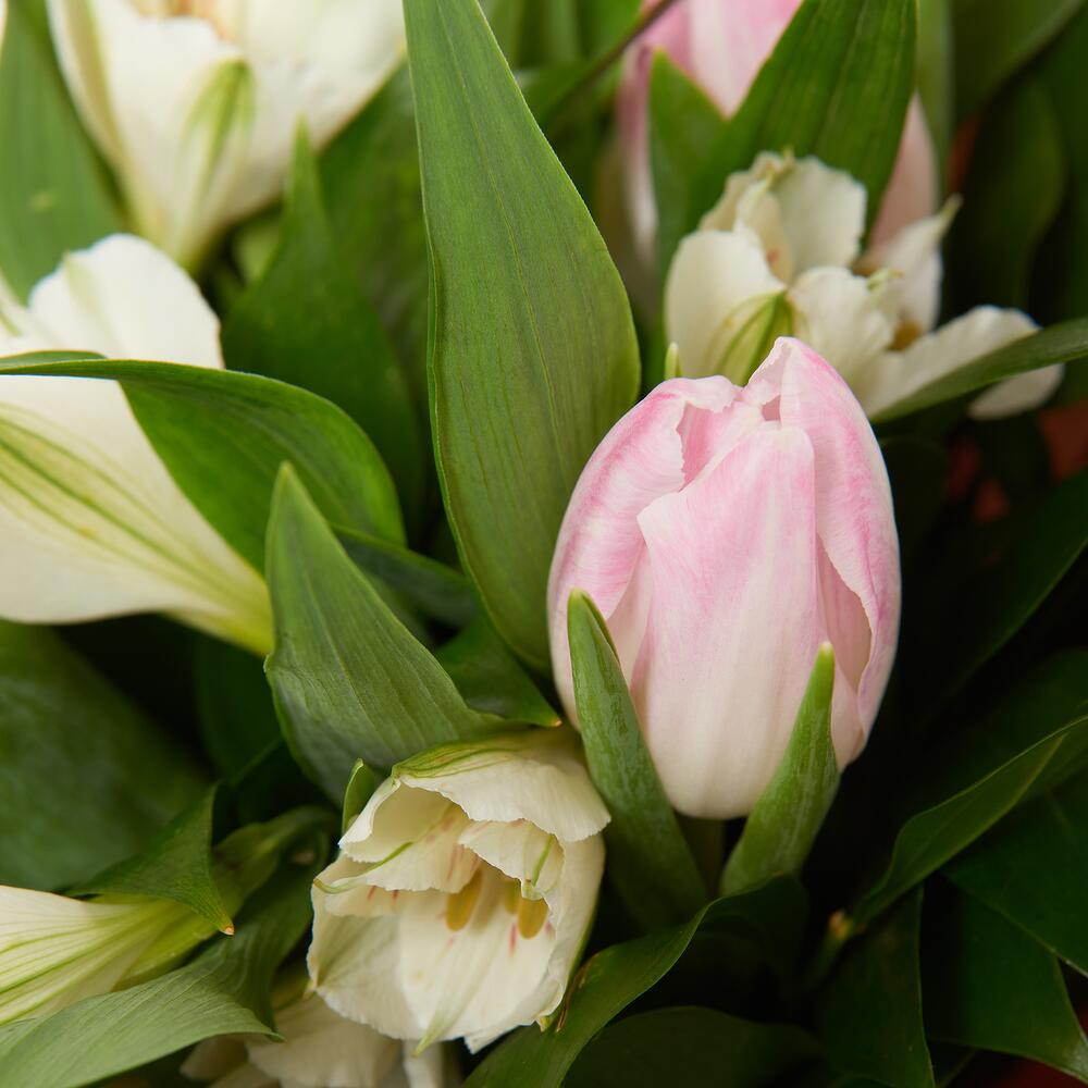 Букет «Первое свидание» розовых тюльпанов и белых альстромерий Анадырь Чукотский автономный округ