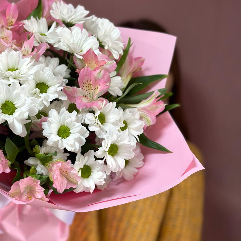 Букет «Поцелуй бабочки» нежность белых хризантем и розовых альстромерий Анадырь Чукотский автономный округ