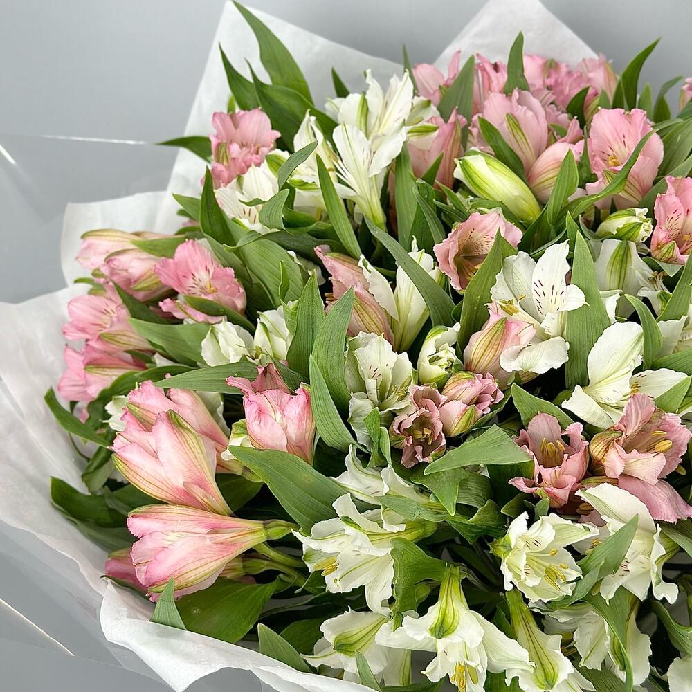 Букет «Гармония» – нежное сочетание белых и розовых альстромерий Анадырь Чукотский автономный округ