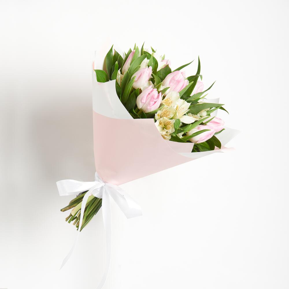 Букет «Первое свидание» розовых тюльпанов и белых альстромерий Анадырь Чукотский автономный округ