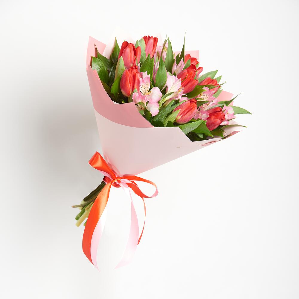 Букет «Первый поцелуй» красных тюльпанов и розовых альстромерий Анадырь Чукотский автономный округ