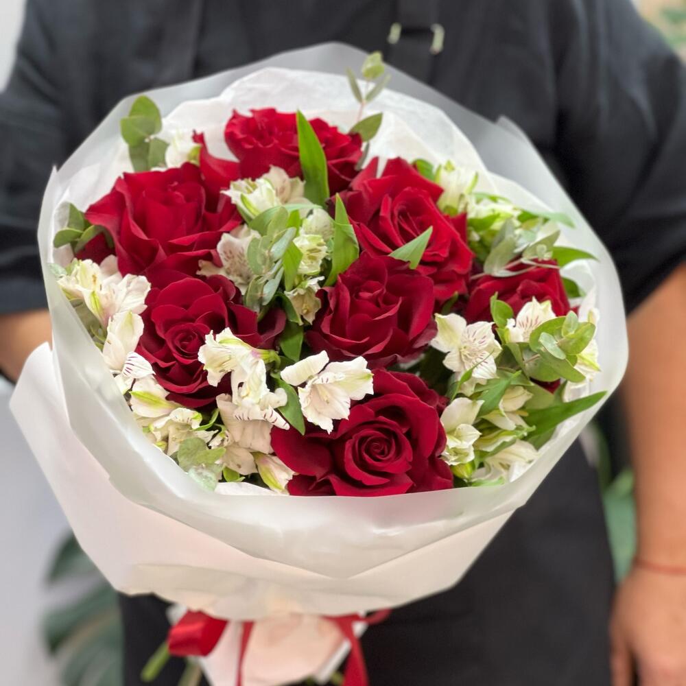 Букет «Любимой» – 7 эквадорских роз и белых альстромерий Анадырь Чукотский автономный округ