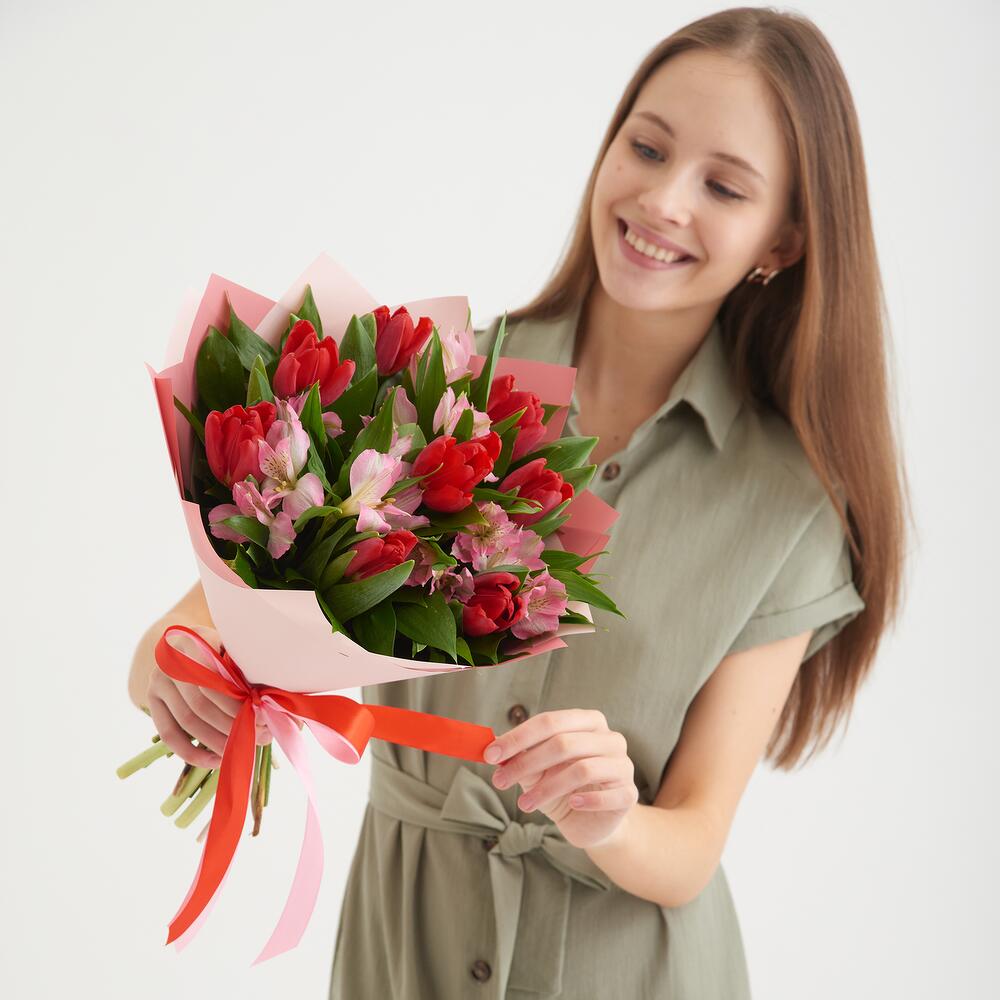 Букет «Первый поцелуй» красных тюльпанов и розовых альстромерий Анадырь Чукотский автономный округ