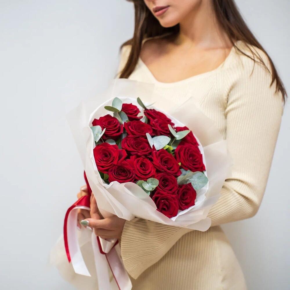 Элегантный букет из 15 красных роз с эвкалиптом – символ страсти и нежности Анадырь Чукотский автономный округ