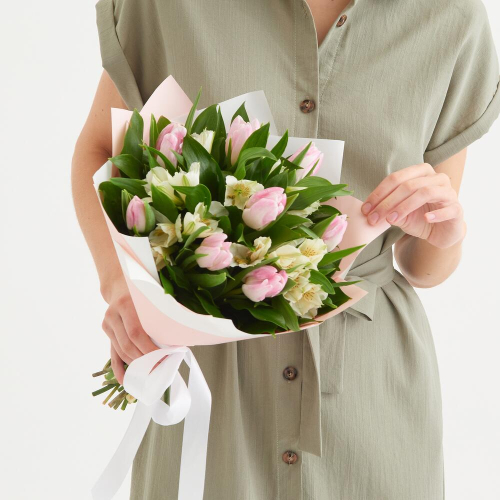 Букет «Первое свидание» розовых тюльпанов и белых альстромерий Анадырь Чукотский автономный округ
