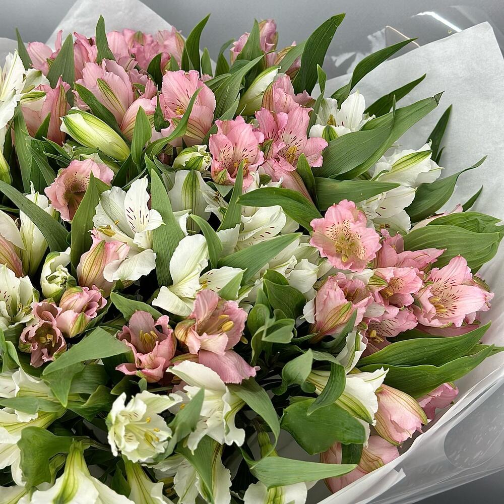 Букет «Гармония» – нежное сочетание белых и розовых альстромерий Анадырь Чукотский автономный округ