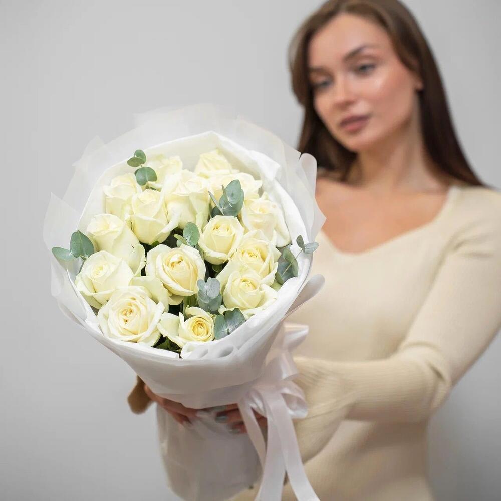 Букет из 15 белых роз с эвкалиптом – чистота и изысканность Анадырь Чукотский автономный округ