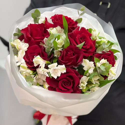 Букет «Любимой» – 7 эквадорских роз и белых альстромерий Анадырь Чукотский автономный округ