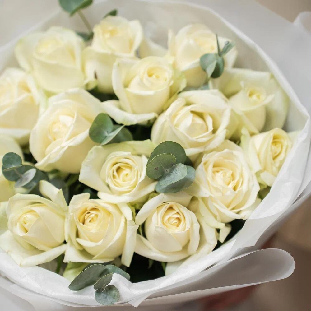 Букет из 15 белых роз с эвкалиптом – чистота и изысканность Анадырь Чукотский автономный округ