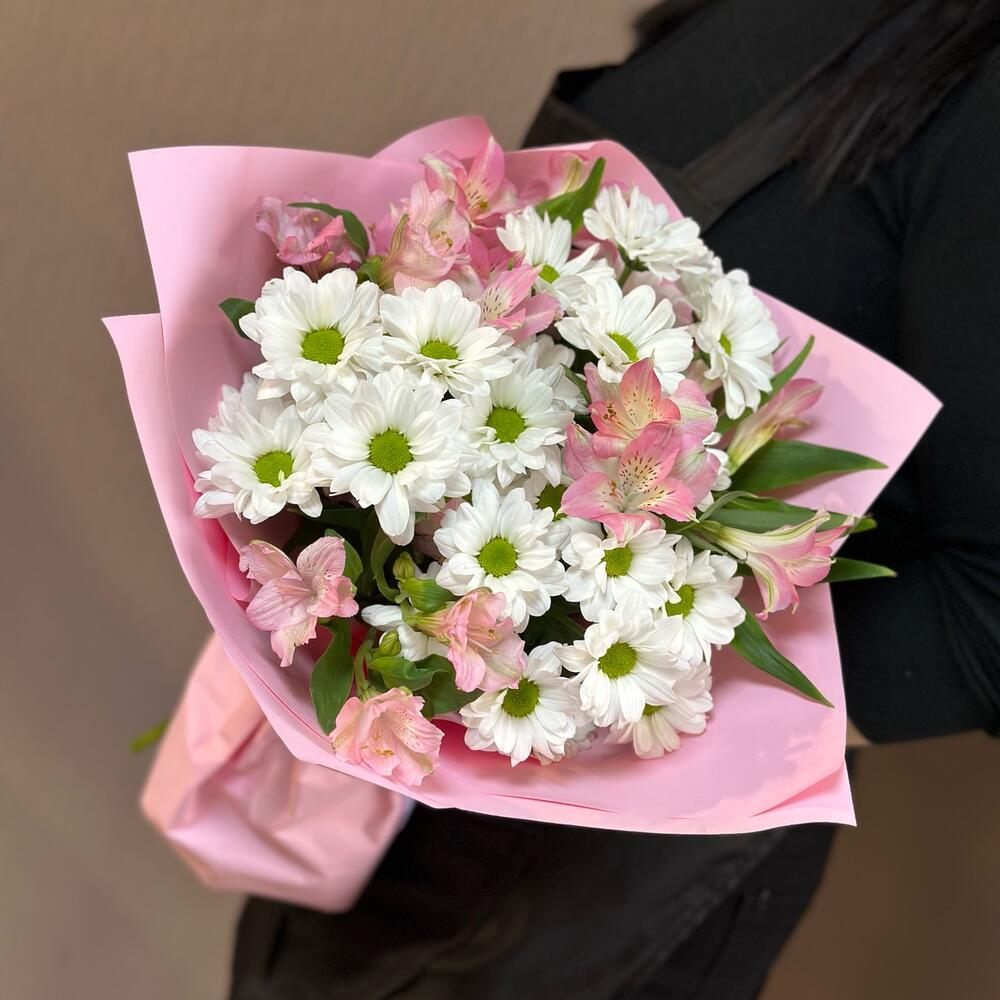 Букет «Поцелуй бабочки» нежность белых хризантем и розовых альстромерий Анадырь Чукотский автономный округ