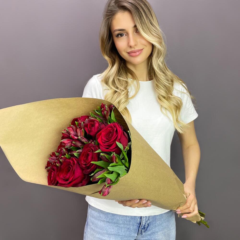 Букет «Страсть» – гармония красных роз и нежных альстромерий Анадырь Чукотский автономный округ