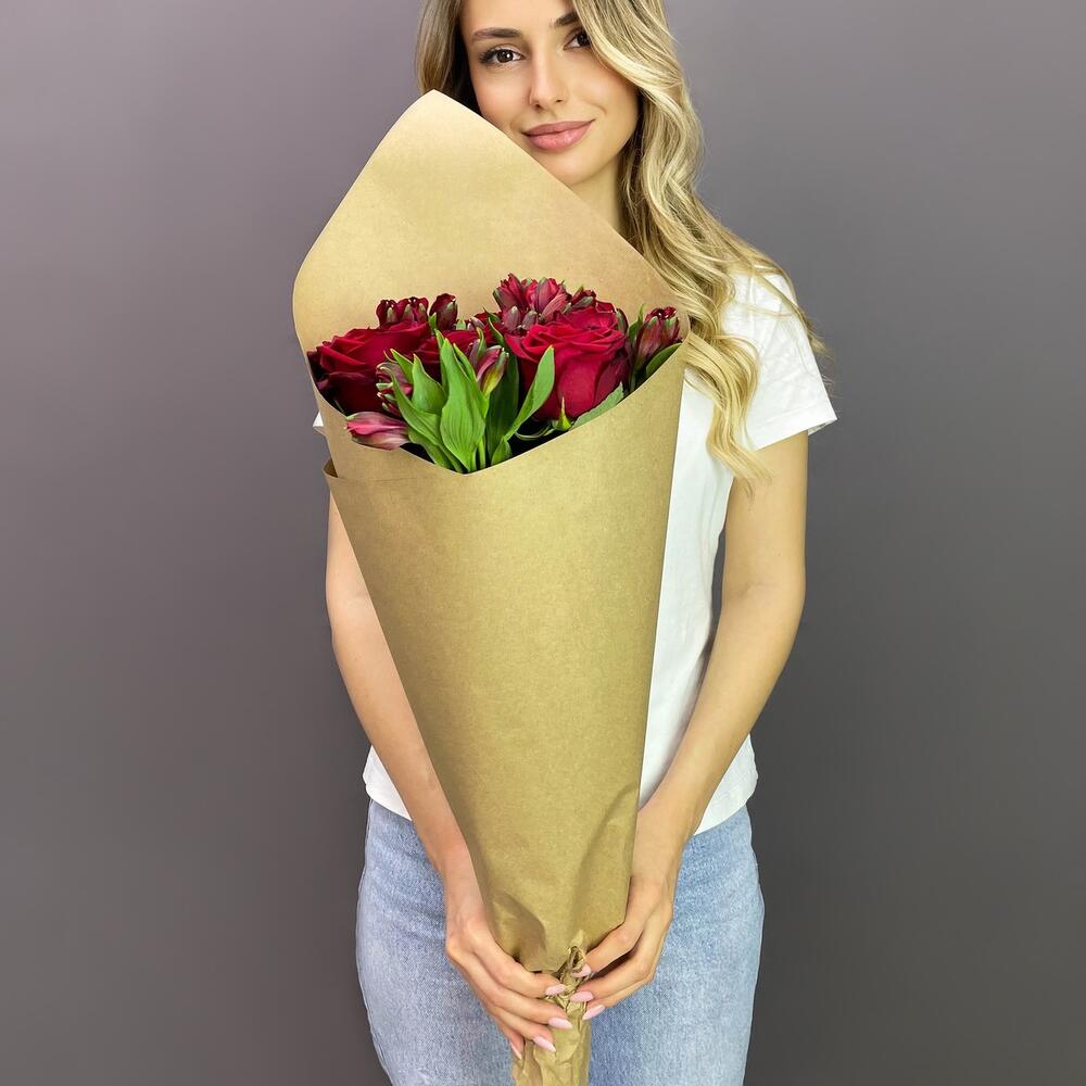 Букет «Страсть» – гармония красных роз и нежных альстромерий Анадырь Чукотский автономный округ