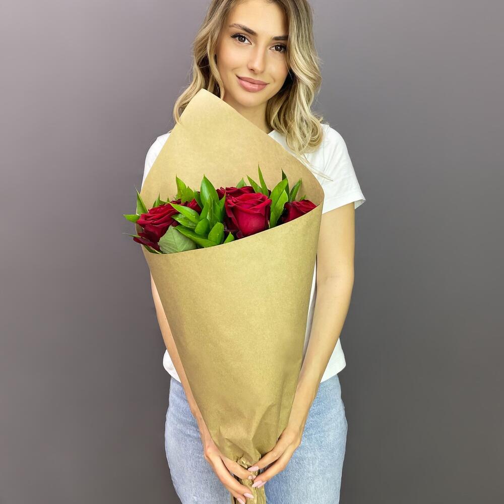 Букет из красных роз с рускусом в крафтовой упаковке – классика с изюминкой Анадырь Чукотский автономный округ