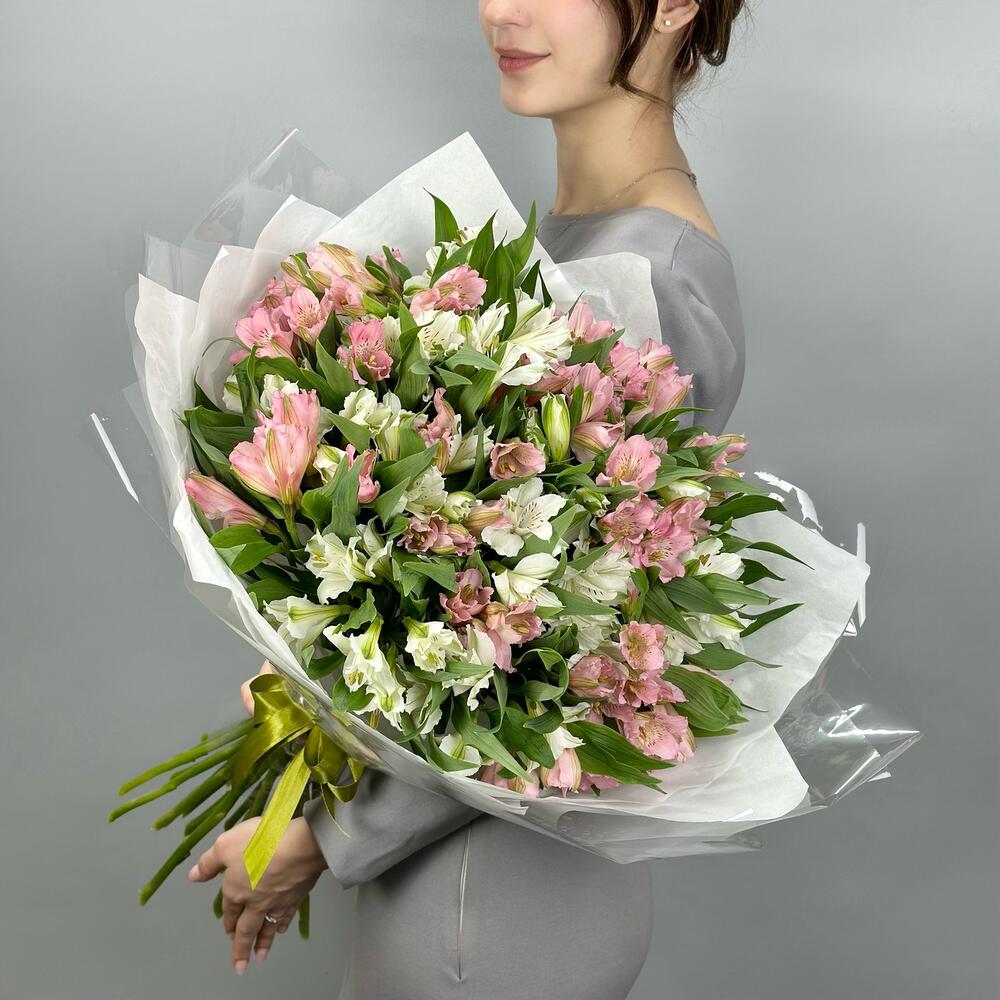 Букет «Гармония» – нежное сочетание белых и розовых альстромерий Анадырь Чукотский автономный округ
