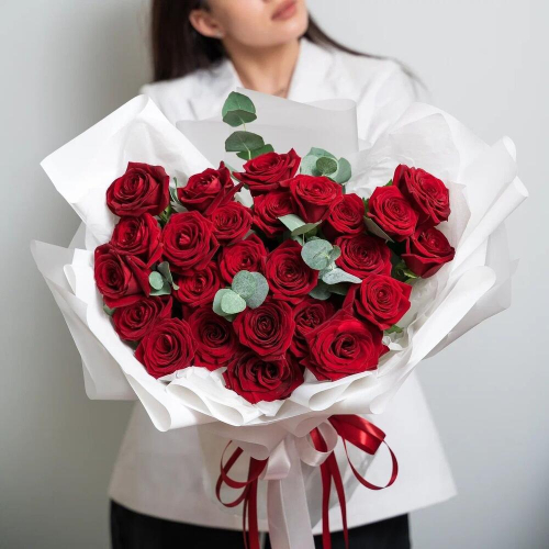 Роскошный букет из 25 красных роз с эвкалиптом – королевский подарок  Анадырь Чукотский автономный округ