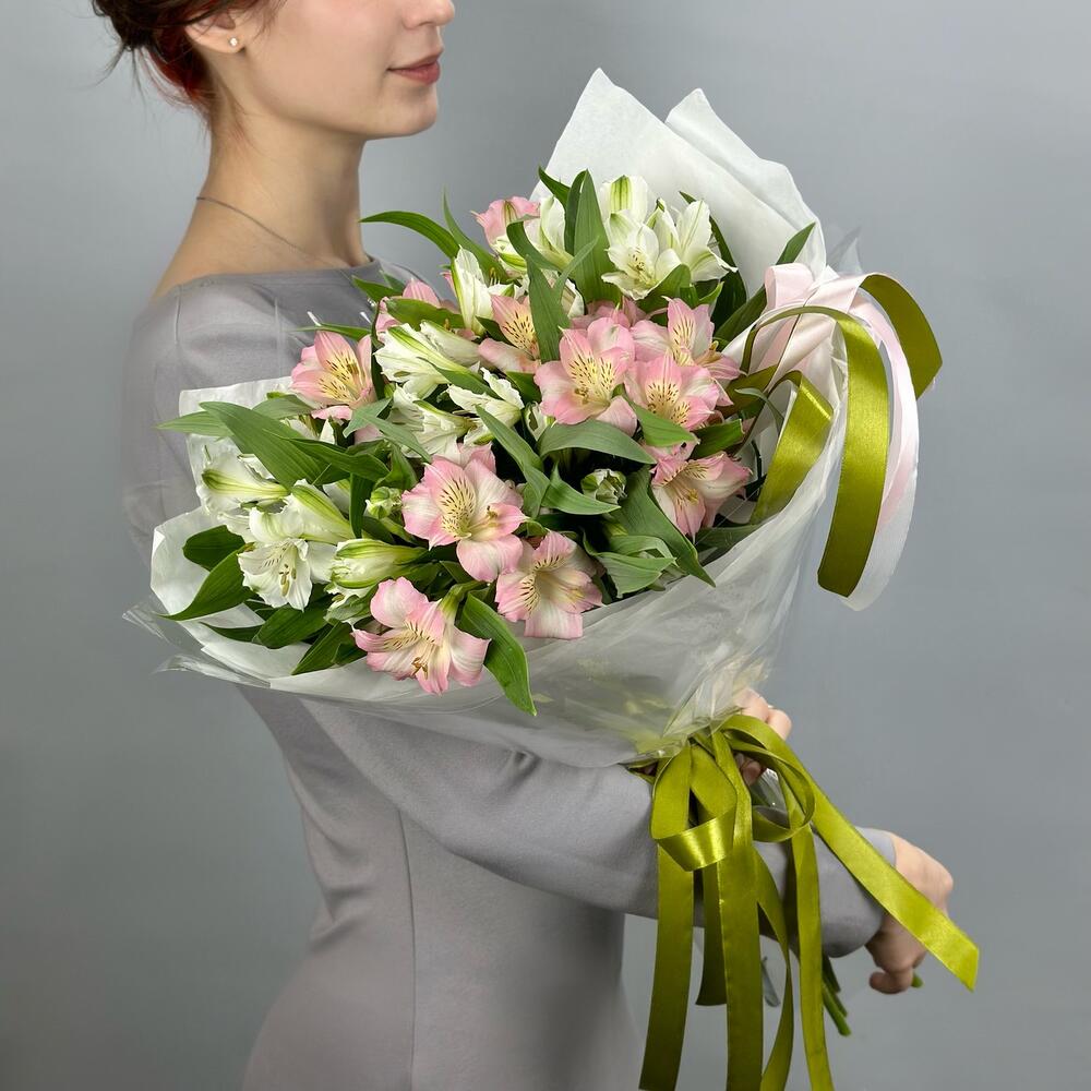 Букет «Нежность» – трогательное сочетание белых и розовых альстромерий Анадырь Чукотский автономный округ