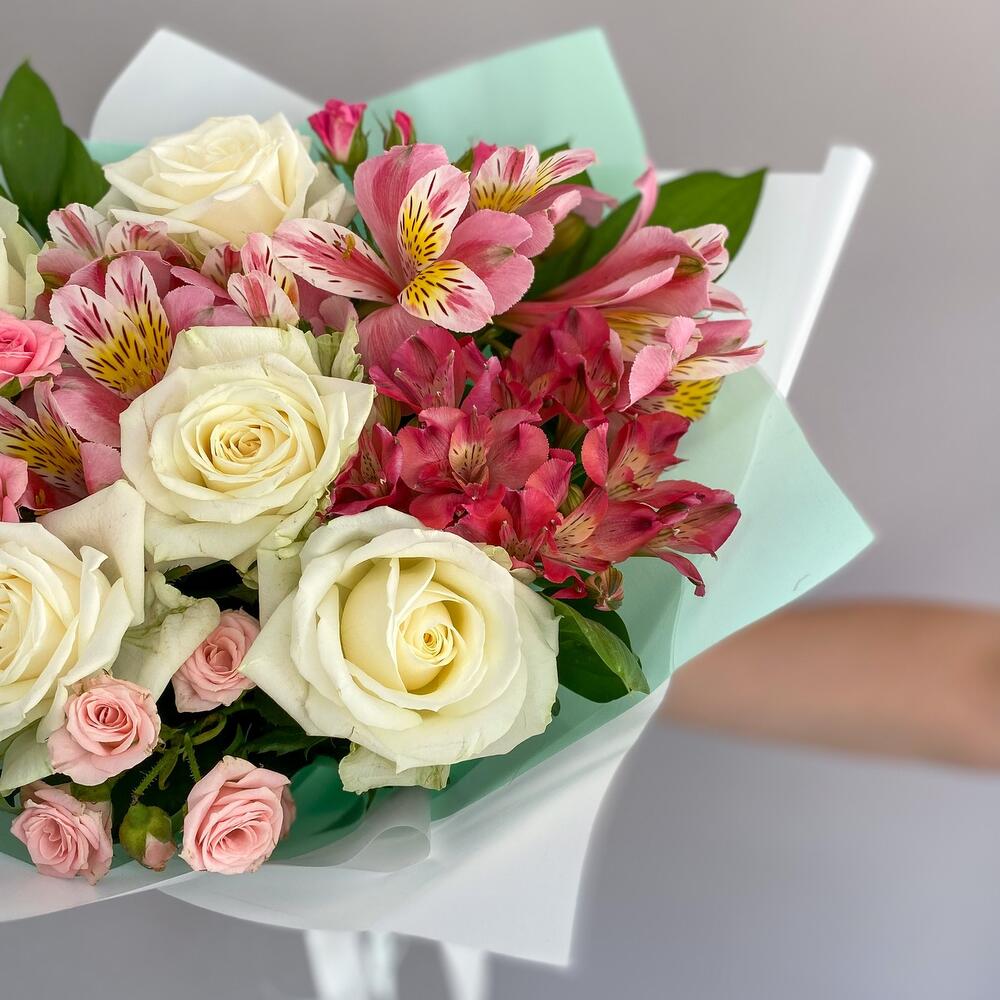 Букет «Николь» – изысканное сочетание роз, кустовых роз и альстромерий Анадырь Чукотский автономный округ