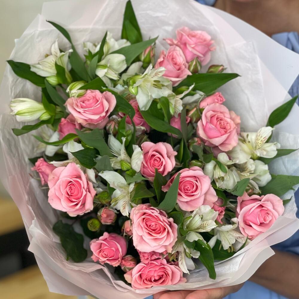 Букет «Розовый фламинго» – нежность розовых кустовых роз и белых альстромерий Анадырь Чукотский автономный округ