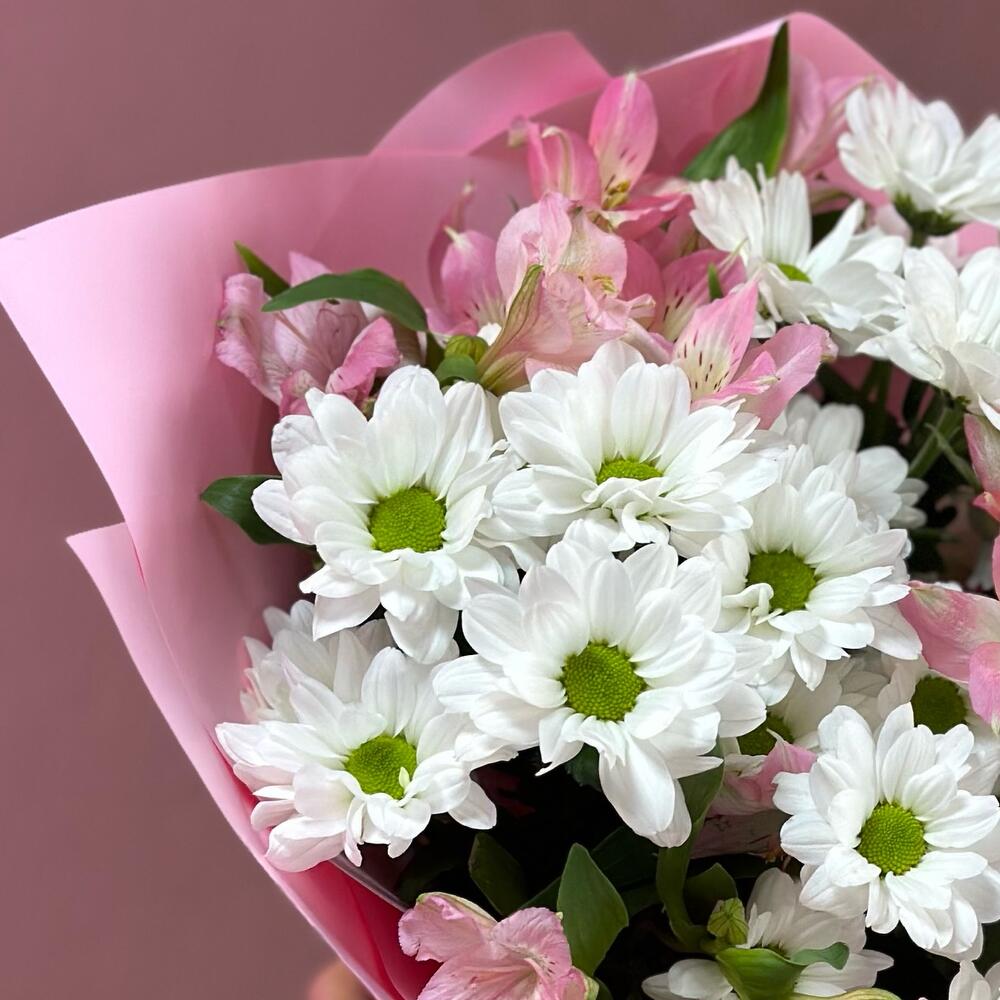 Букет «Поцелуй бабочки» нежность белых хризантем и розовых альстромерий Анадырь Чукотский автономный округ