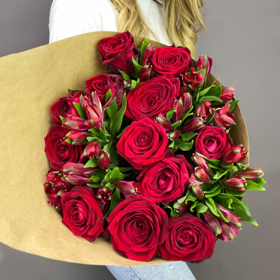 Букет «Стрелиция» – гармония из красных роз и белых альстромерий  Анадырь Чукотский автономный округ